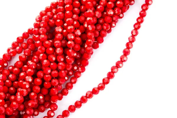 Belle Verre Rouge Sparkle Crystal Isoalted Perles Sur Fond Blanc — Photo