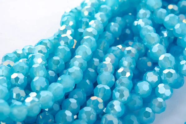Vackra Ljusblå Glas Sparkle Crystal Isoalted Pärlor Vit Bakgrund Användning — Stockfoto