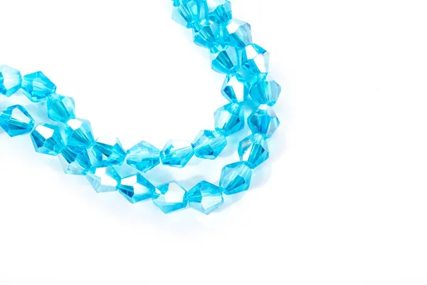 Bela Luz Azul Brilho Vidro Cristal Isoalted Grânulos Fundo Branco — Fotografia de Stock