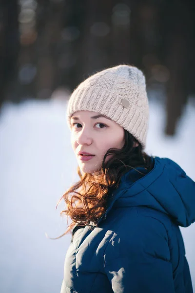 Muchacha Hermosa Gorro Caliente Lana Alpaca Bosque Invernal Tejido Punto —  Fotos de Stock