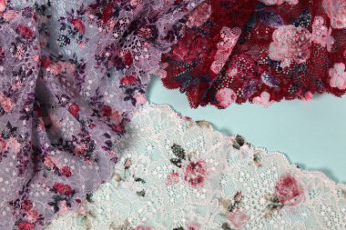 İç çamaşırı, külot ve sutyen için bol renkli parlak dantelli soyut bir arka plan. Hassas, sofistike, büyüleyici, elastik malzeme. Atıcı ve kumaş deposu için kullanılıyor.