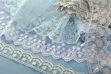 Mavi, beyaz, gri, nazik, dantelli kumaş yığını. atölye için kullan