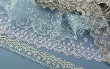 Mavi, beyaz, gri, nazik, dantelli kumaş yığını. atölye için kullan