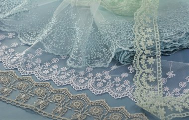 Mavi, beyaz, gri, nazik, dantelli kumaş yığını. atölye için kullan