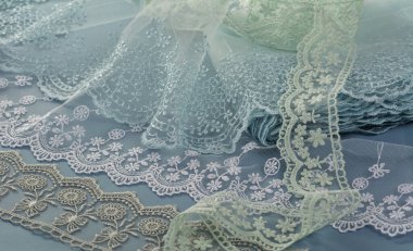 Mavi, beyaz, gri, nazik, dantelli kumaş yığını. atölye için kullan