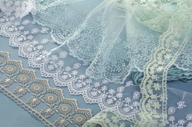 Mavi, beyaz, gri, nazik, dantelli kumaş yığını. atölye için kullan