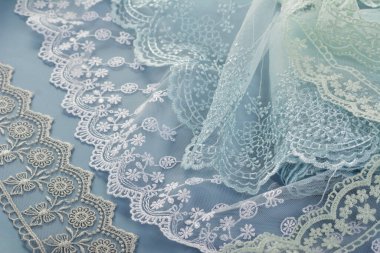 Mavi, beyaz, gri, nazik, dantelli kumaş yığını. atölye için kullan