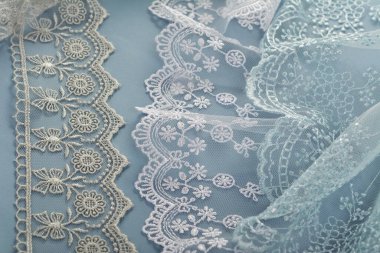 Mavi, beyaz, gri, nazik, dantelli kumaş yığını. atölye için kullan