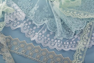 Mavi, beyaz, gri, nazik, dantelli kumaş yığını. atölye için kullan