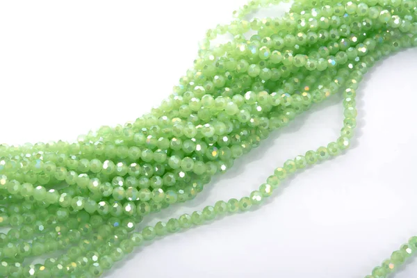 Hermosa Luz Verde Cristal Sparkle Crystal Isoalted Beads Sobre Fondo — Foto de Stock
