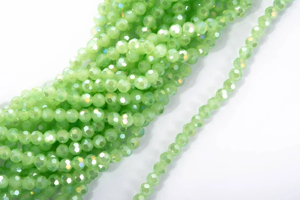 Bela Luz Verde Brilho Vidro Cristal Isoalted Grânulos Fundo Branco — Fotografia de Stock