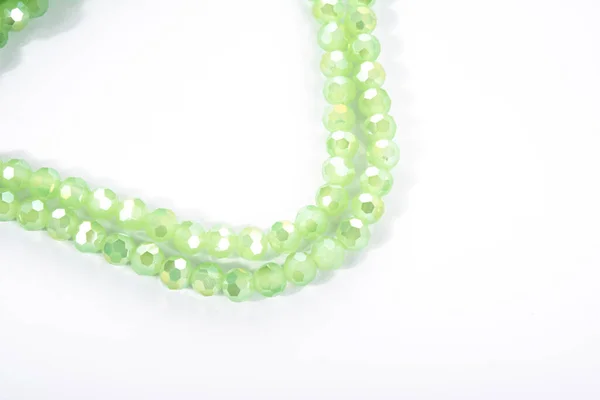 Hermosa Luz Verde Cristal Sparkle Crystal Isoalted Beads Sobre Fondo — Foto de Stock