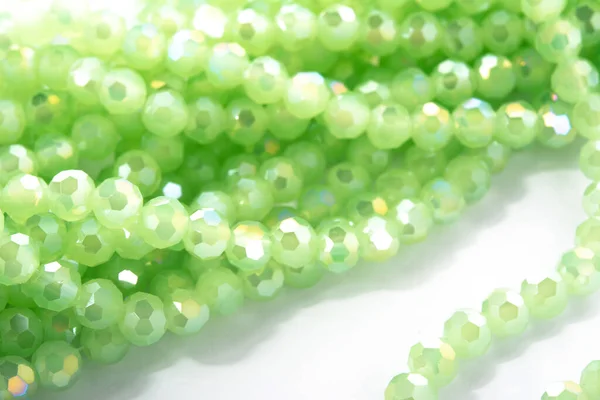 Hermosa Luz Verde Cristal Sparkle Crystal Isoalted Beads Sobre Fondo — Foto de Stock