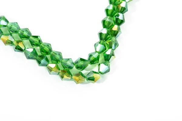Bella Luce Verde Vetro Scintilla Perline Cristallo Isoaltato Sfondo Bianco — Foto Stock
