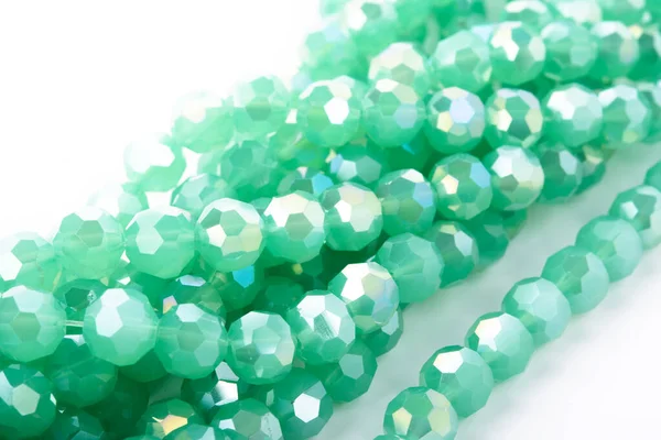 Hermosa Luz Verde Cristal Sparkle Crystal Isoalted Beads Sobre Fondo — Foto de Stock