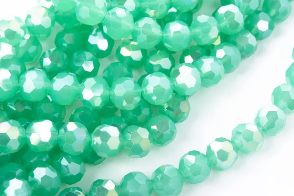 Vackra Ljusgröna Glas Gnista Glas Isoalted Pärlor Vit Bakgrund Användning — Stockfoto