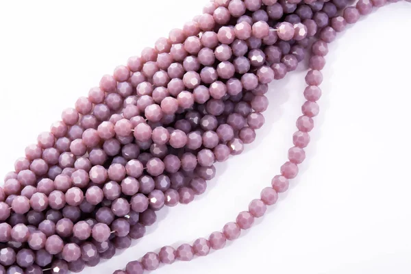 美丽的浅紫色玻璃闪烁着晶莹晶莹的白色背景珠子 用于镶嵌珠子的珠宝 — 图库照片