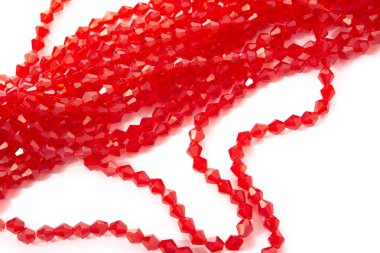 Beyaz arka planda güzel kırmızı cam kristal boncuklar. Küçük boncuklu mücevherler için kullan