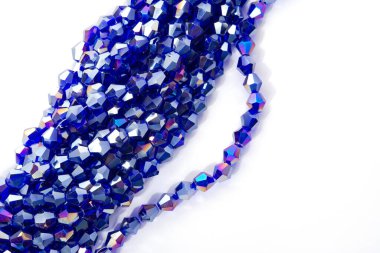 Güzel açık mavi cam parıltılı kristal boncuklar beyaz arka planda. Küçük boncuklu mücevherler için kullan