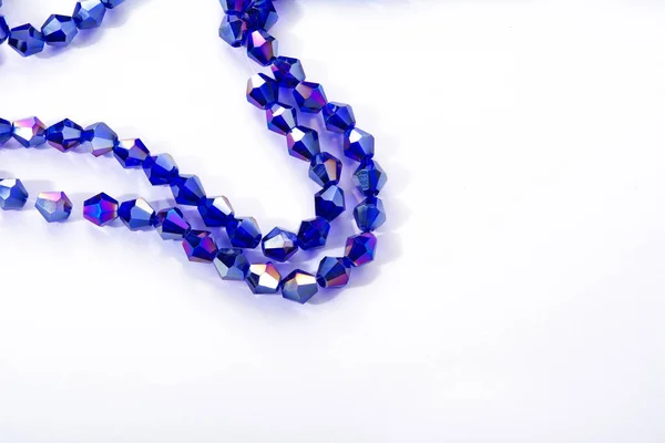 美丽的浅蓝色玻璃闪烁着晶莹晶莹的白色背景珠子 用于镶嵌珠子的珠宝 — 图库照片