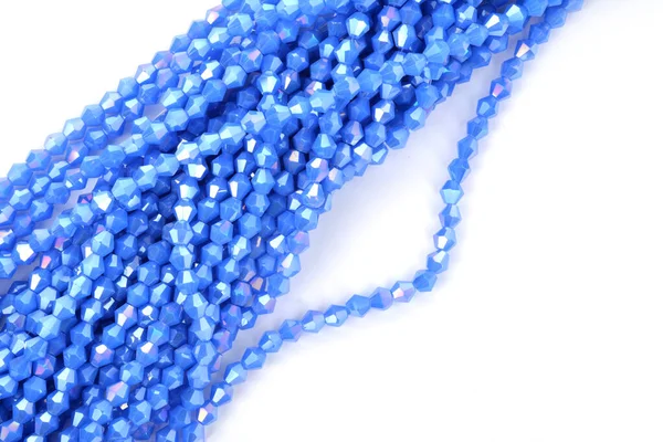Bela Luz Azul Brilho Vidro Cristal Isoalted Grânulos Fundo Branco — Fotografia de Stock