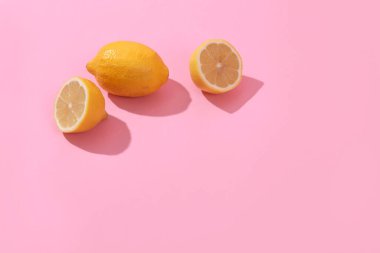 Pembe arka planda son moda sarı limon izometrik desen. Yaratıcı ve modern minimum konsept. Taze yaz besin dokusu, kopyalama alanı.