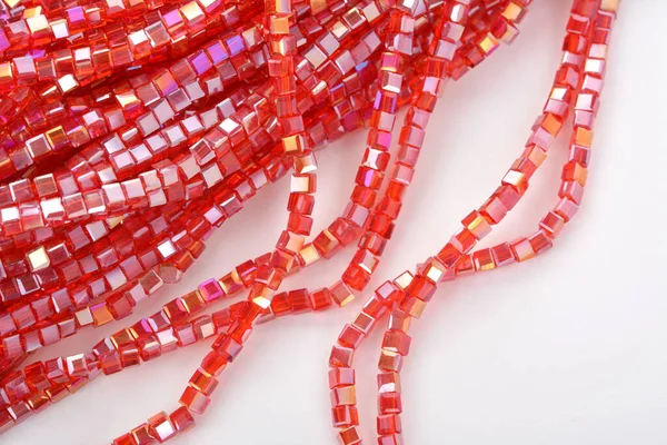 Vackra Röda Glas Gnista Kristall Isoalted Pärlor Vit Bakgrund Användning — Stockfoto