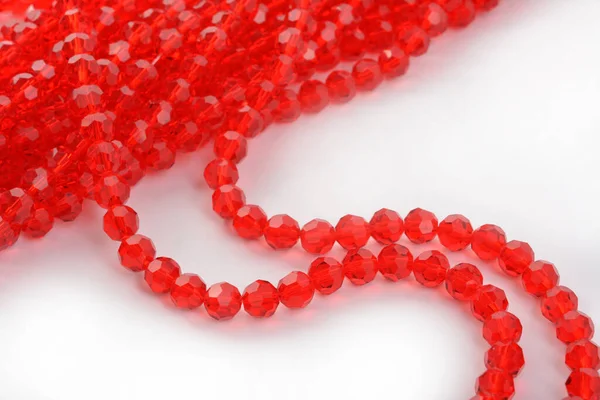 Hermosas Perlas Cristal Espumado Cristal Rojo Sobre Fondo Blanco Uso —  Fotos de Stock