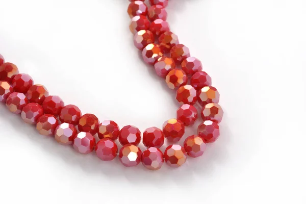 美丽的红色玻璃闪烁着晶莹晶莹的白色背景珠子 用于镶嵌珠子的珠宝 — 图库照片
