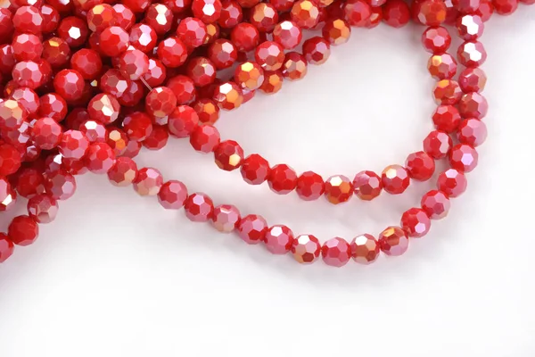 Belle Verre Rouge Sparkle Crystal Isoalted Perles Sur Fond Blanc — Photo