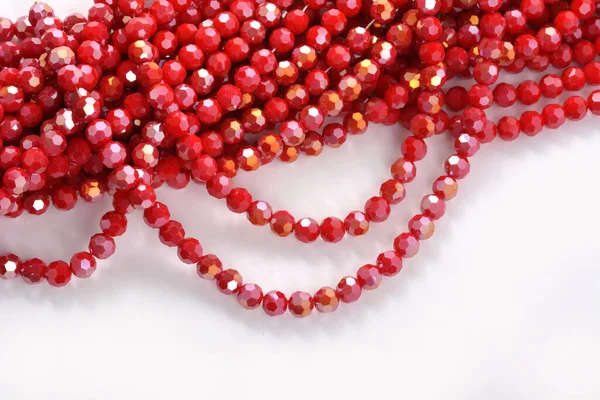 Belle Verre Rouge Sparkle Crystal Isoalted Perles Sur Fond Blanc — Photo