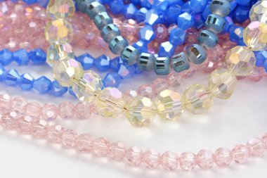 Renkli cam boncukların karışımı. Beyaz arkaplan üzerine yaratıcı çalışmalar için malzemeler.