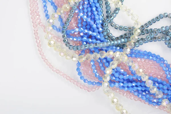 五彩斑斓的玻璃珠混合在一起 关于白人背景的创造性工作的材料 — 图库照片