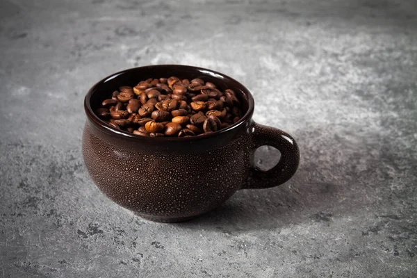 Composition Minimaliste Une Tasse Ronde Céramique Marron Avec Des Grains — Photo