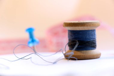 Dikiş için iplikli tahta makara.