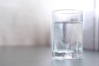 Temiz, soğuk bir bardak su susuzluğunu giderecektir.