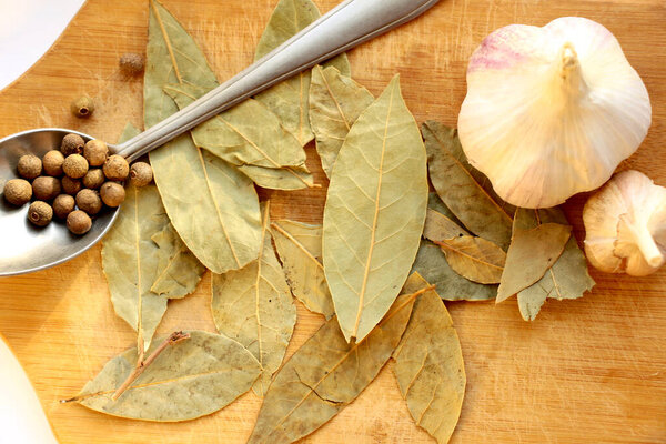 A pleasant aroma of allspice along with bay leaves