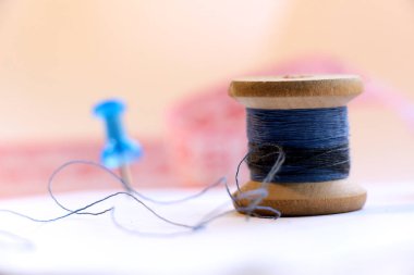 Dikiş için iplikli tahta makara.