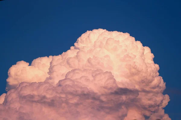 日没時にピンク色の色合いの雲 ロイヤリティフリーのストック写真