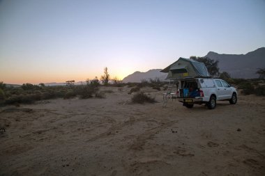 vahşi damaraland Namibya gün doğumunda kamp