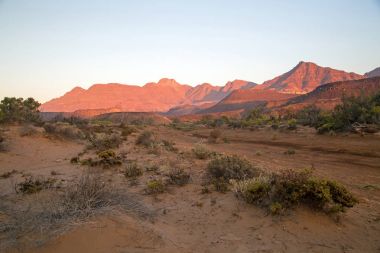 Sunrise tarafından kırmızı manzara damaraland Namibya