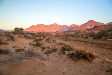 Sunrise tarafından kırmızı manzara damaraland Namibya