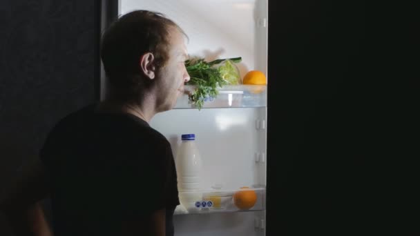 hladový mladík v noci otevře ledničku a sní sendvič. Jeho žena ho přistihla při činu a on musel vrátit jídlo do ledničky. Fotografování zevnitř ledničky