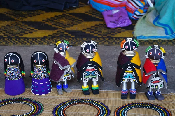 Africanos muñecas de trapo único en la ropa tradicional hecha a mano para sel —  Fotos de Stock