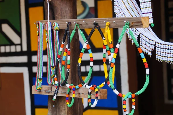 Collares de cuentas de colores hechos a mano únicos para la venta en Sudáfrica —  Fotos de Stock