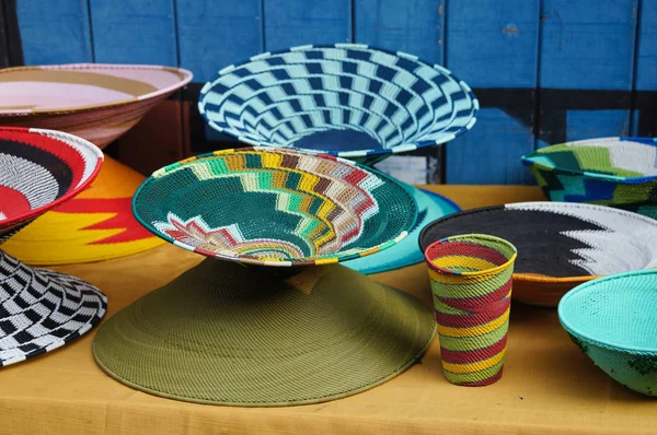 Coloridos cuencos hechos a mano y florero para la venta, Sudáfrica . —  Fotos de Stock