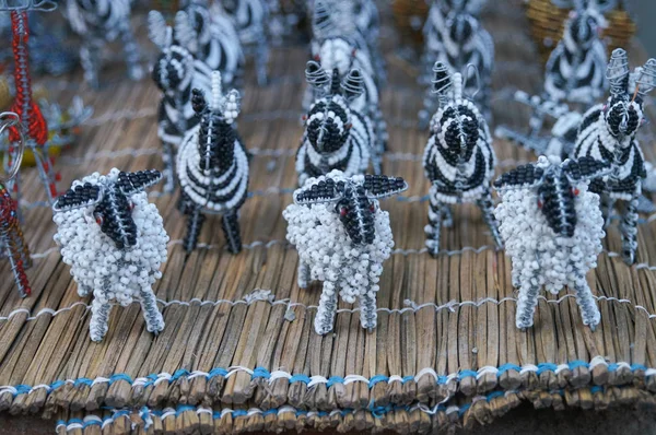 Juguetes tradicionales étnicos hechos a mano de alambre de cuentas ovejas, Sudáfrica . —  Fotos de Stock