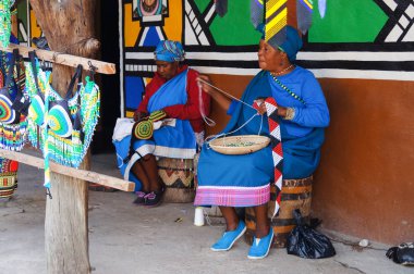 Lesedi kültür villasında Afrikalı kadınlar Hatıra Eşyası yapmak için satmak