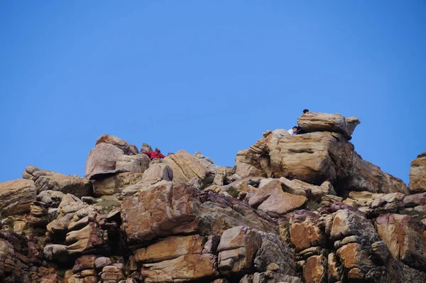 Unbekannte Touristen besuchen Gipfel am Kap der guten Hoffnung. — Stockfoto