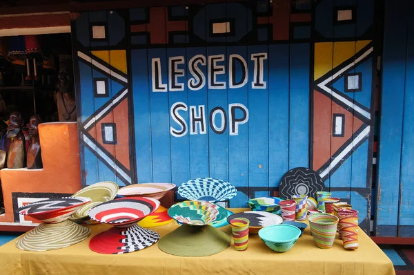 Coloridos cuencos hechos a mano y florero para la venta, Sudáfrica . —  Fotos de Stock